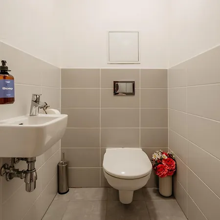 Days - Quiet Oasis With Parking And Balcony Seating In Nusle *