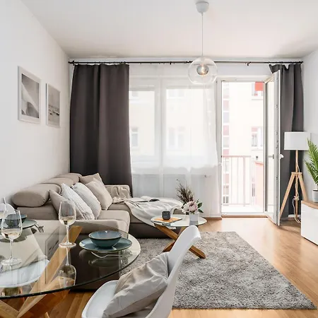 Апартаменты Days - Quiet Oasis With Parking And Balcony Seating In Nusle