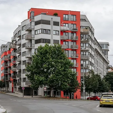 Days - Quiet Oasis With Parking And Balcony Seating In Nusle Prag