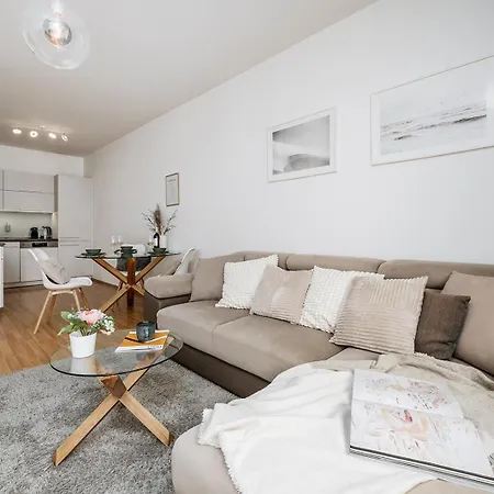 Apartment Days - Quiet Oasis With Parking And Balcony Seating In Nusle