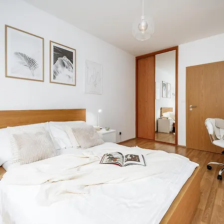 Апартаменты Days - Quiet Oasis With Parking And Balcony Seating In Nusle *