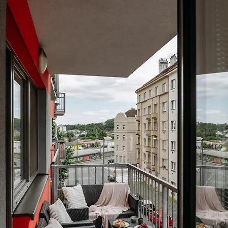 Apartment Days - Quiet Oasis With Parking And Balcony Seating In Nusle *