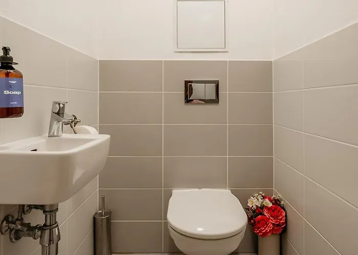 Days - Quiet Oasis With Parking And Balcony Seating In Nusle *