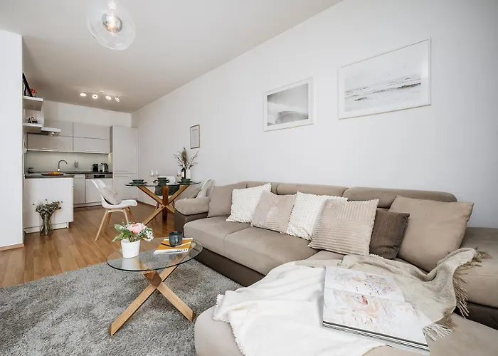 Apartment Days - Quiet Oasis With Parking And Balcony Seating In Nusle