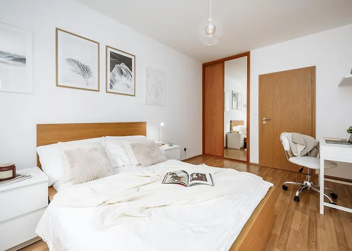 Apartment Days - Quiet Oasis With Parking And Balcony Seating In Nusle *
