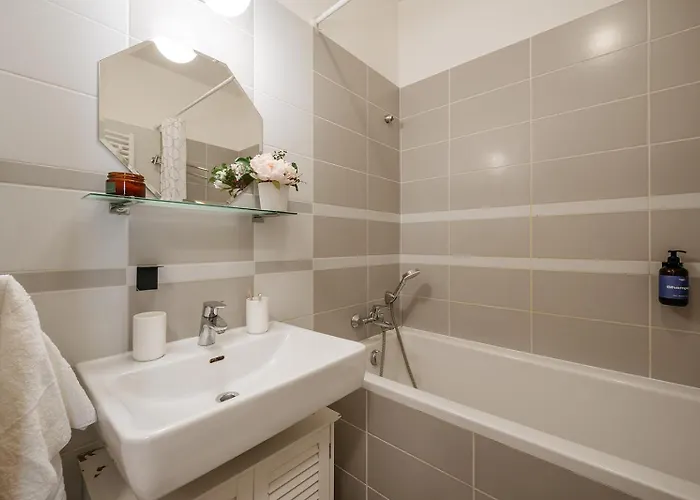 Apartment Days - Quiet Oasis With Parking And Balcony Seating In Nusle Prag