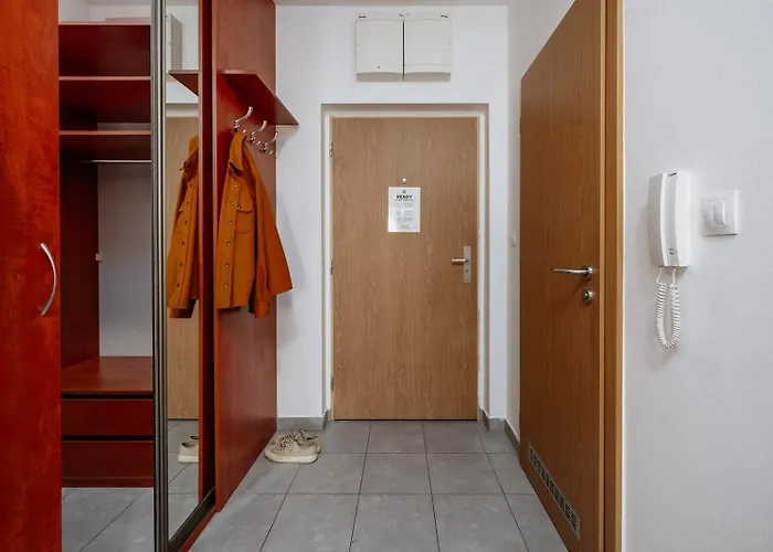 Days - Quiet Oasis With Parking And Balcony Seating In Nusle