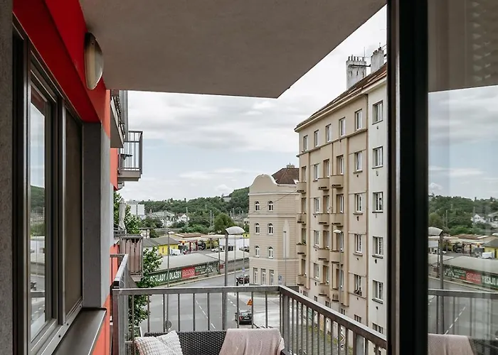 Apartment Days - Quiet Oasis With Parking And Balcony Seating In Nusle *