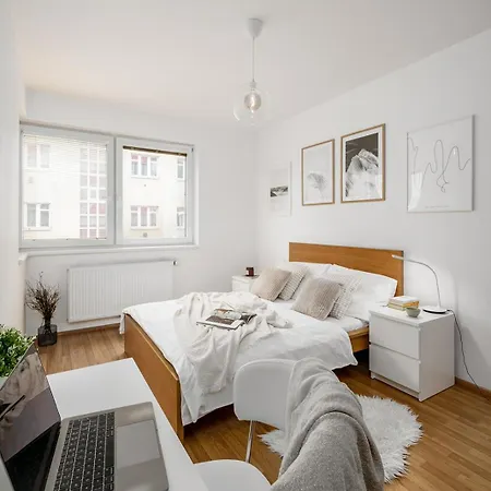 Days - Bright - Balcony - Private Parking Prague