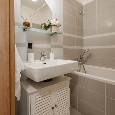 Apartment Days - Bright - Balcony - Private Parking *