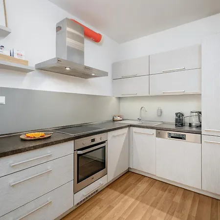 Days - Bright - Balcony - Private Parking Apartment Prague