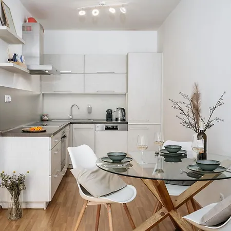 Days - Bright - Balcony - Private Parking Apartment Prague