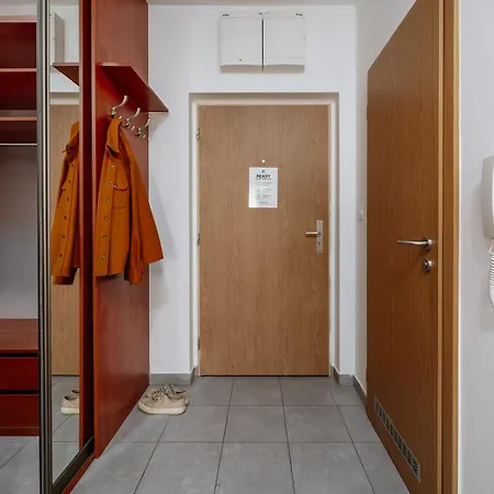 Days - Quiet Oasis With Parking And Balcony Seating In Nusle