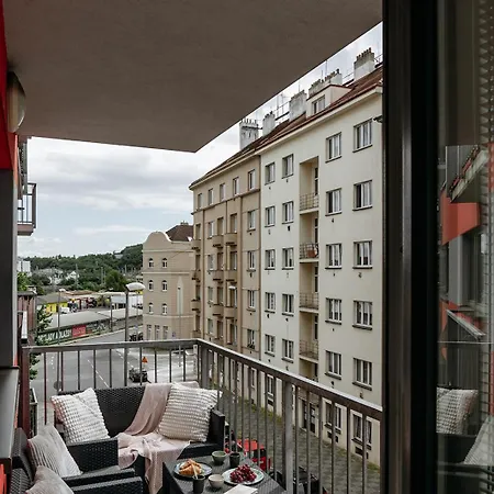Days - Quiet Oasis With Parking And Balcony Seating In Nusle דירה *