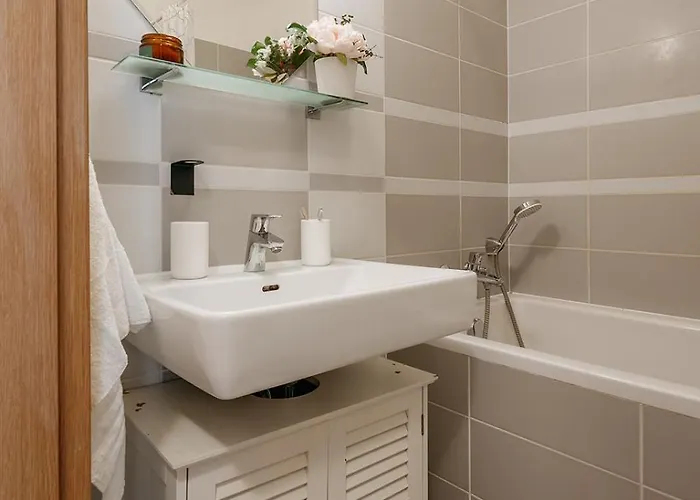 Apartment Days - Quiet Oasis With Parking And Balcony Seating In Nusle *