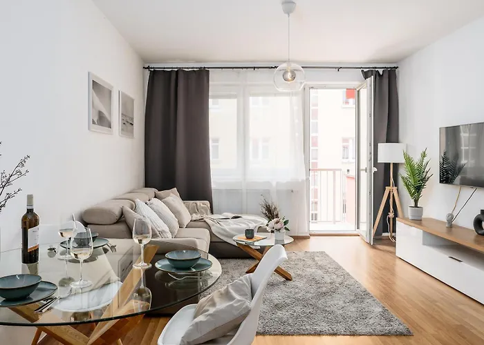 Apartment Days - Quiet Oasis With Parking And Balcony Seating In Nusle