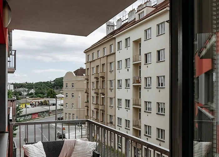 Days - Quiet Oasis With Parking And Balcony Seating In Nusle Apartment *